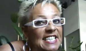 看護師は、直腸に自分自身をねじ込むことによって患者を扱います エロ 動画 高 身長 女