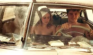 ヴァレリアは、道路上の膣でstraponに乗って 乳房 愛撫 動画