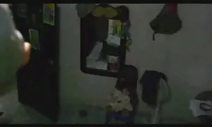 女の子は電話で友人や会話のメンバーによってオンになっています 女性 の アダルト 無料 動画