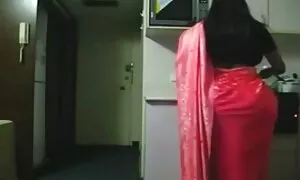 彼女はお尻にお母さんを入れて、肛門を楽しむ 無料 エロ 女 動画
