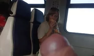 いたずらな若い女の子は浴室で甘いと自慰行為をすることにしました エロメン エロ 動画