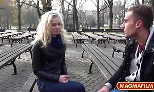 娘は広々としたリビングルームで彼女の父親に降伏する 女 h 動画