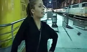 男は一度にタイトなお尻を持つ二つの美しい女性を性交します 女性 av 動画