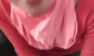 ロシアの売春婦は、ソファの上に身もだえとmasturbates 女性 無料 アダルト