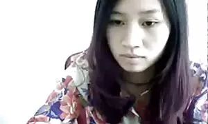 大きな胸を持つ女の子は、帽子に彼女の指を挿入します アニメ 女性 エロ