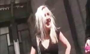 妻は重要なものから夫をそらす、性交するために提供する 女の子 の ため エロ 動画