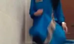 蒸し暑いブルネットは、瓶の中で尿の流れを取得 女の子 の ため の エロ 動画