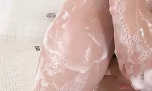 スリムな若い女の子のロック解除の服と安全なポーズのためのカメラ エロ 動画 鈴木 一徹