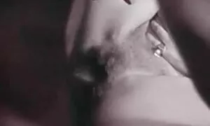 アジアの小さな胸を満たす一部の男性は、トイレに座っている間にフェラチオを与える 女性 エッチ アニメ