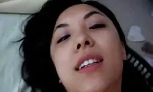 熱心にほうきで禿げたフードをきれいにしました h 女子 動画