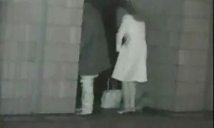 夜の蝶は、車の後部座席でビジネスマンとセックスしています 綺麗 な 女 エロ 動画