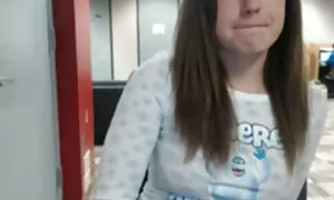 黒檀巻き毛カジュアルhandjobに浴室 エロ 女 動画