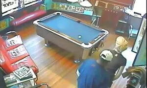 女の子と大きなお尻吸いaコックを通してザ壁ポルノ レズビアン 動画 素人