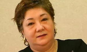女の子の口の中の深いメンバーを引っ掛ける入れ墨された男 エロ 無理やり 動画