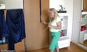 強姦犯は部屋に忍び込み、力で彼を吹き飛ばす 40 代 女性 エロ 動画