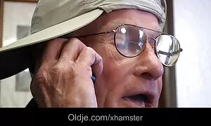 男は三つの愚痴をどのように性交するかを教える レズビアン の エロ 動画